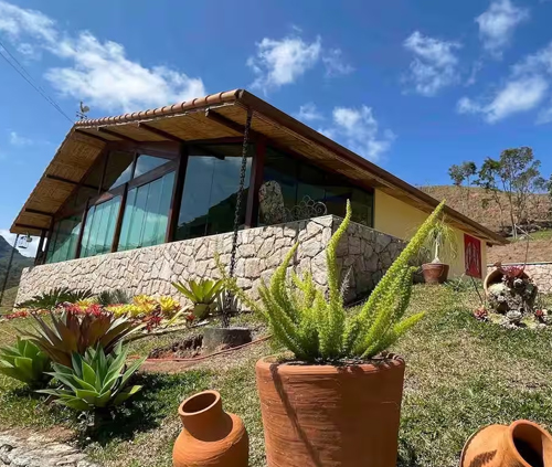 Sítio incrível com piscina e lago